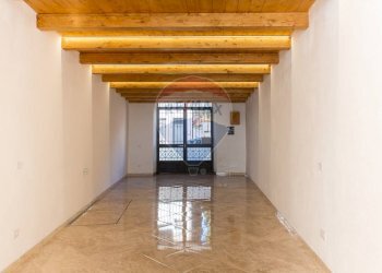 Stanza vuota - Locale Commerciale Via Francesco Crispi
 
165, Trecastagni - foto 5