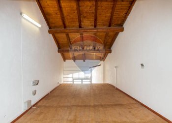 Stanza vuota - Locale Commerciale Via Francesco Crispi
 
165, Trecastagni - foto 15