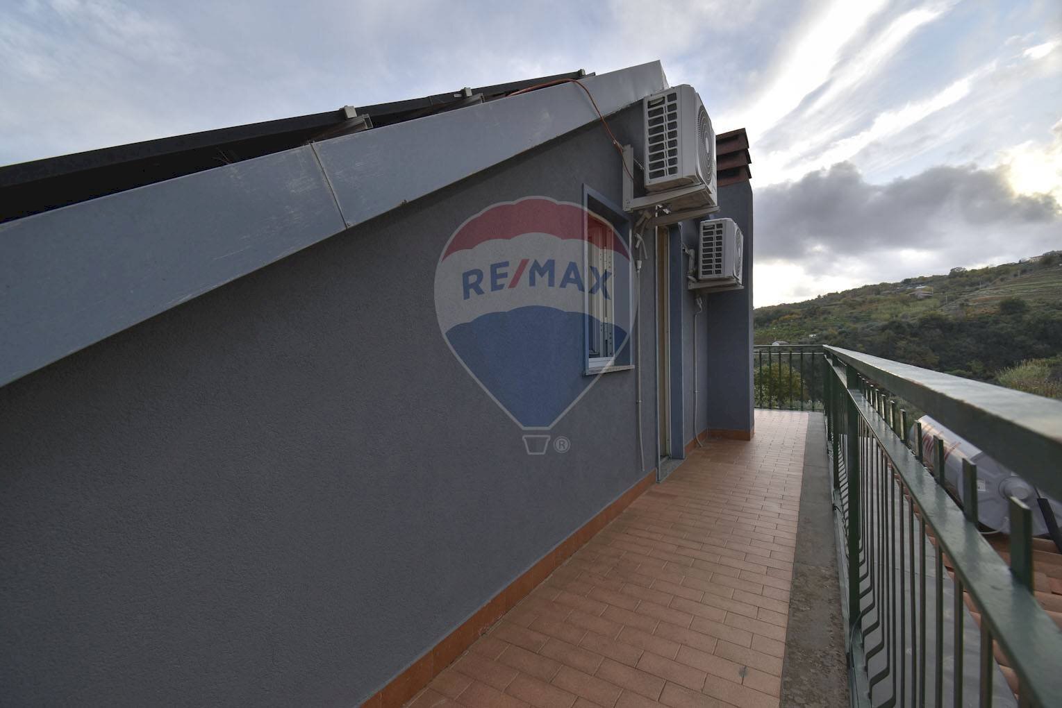 Balcone - Casa semi indipendente VIa Martiri d'Ungheria
 
22, Milo - foto 3