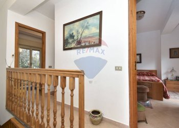 Hall / corridoio - Semi-detached house VIa Martiri d'Ungheria
 
22, Milo - photo 24