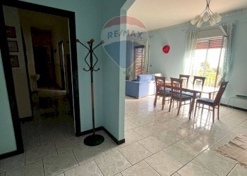 Sala da pranzo - Quadrilocale Via Croce
 
72, Aci Catena - foto 14