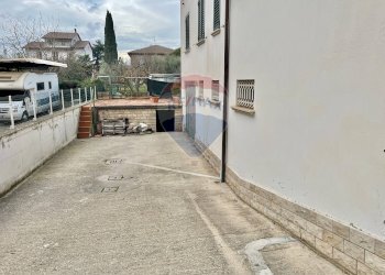 ingresso garage - Villa Via Pietro Rossi
 
7, Bastia Umbra - foto 40