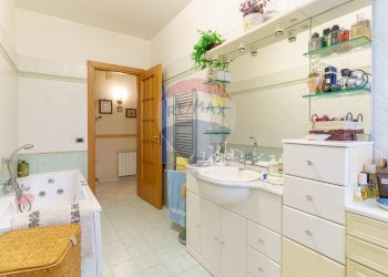 Bagno - Quadrilocale Via San Giovanni Galermo
 
30, Gravina di Catania - foto 26