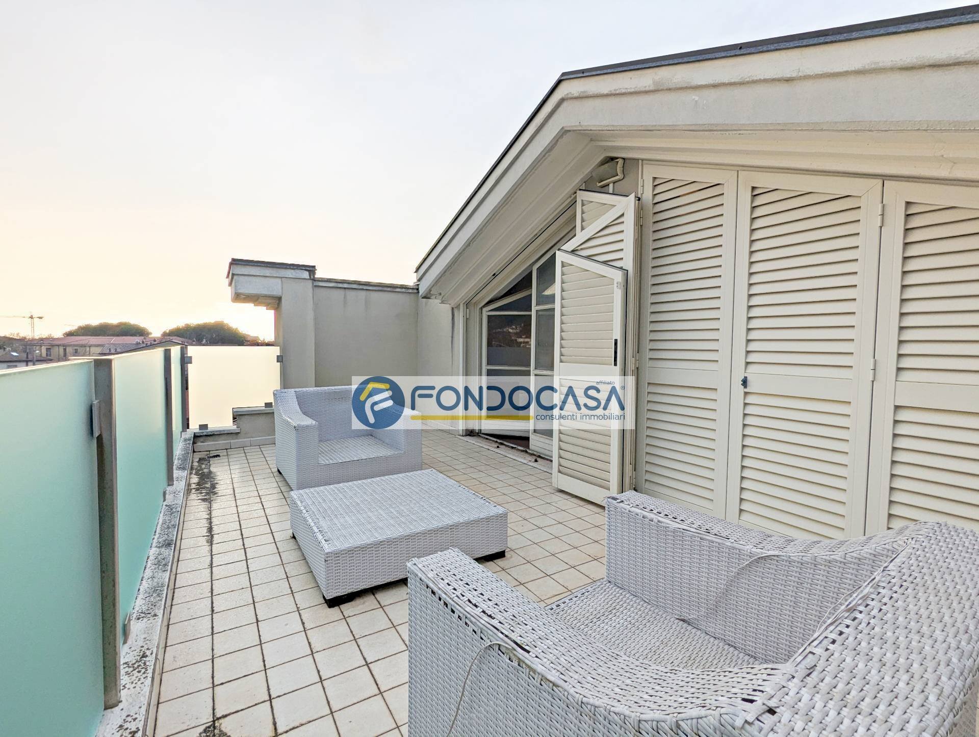 terrazza - Four-room apartment Viale Roma
 
36, Massa - photo 1