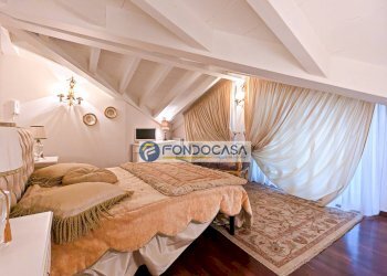 camera matrimoniale p2 - Four-room apartment Viale Roma
 
36, Massa - photo 26
