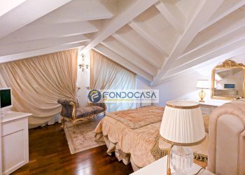 camera matrimoniale p2 - Four-room apartment Viale Roma
 
36, Massa - photo 27