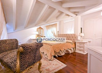 camera matrimoniale p2 - Four-room apartment Viale Roma
 
36, Massa - photo 28