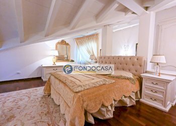 camera matrimoniale p2 - Four-room apartment Viale Roma
 
36, Massa - photo 30