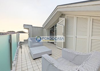 terrazza - Four-room apartment Viale Roma
 
36, Massa - photo 37