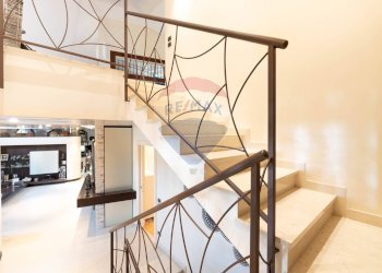 Scale - Villa Via Cristoforo Colombo, Bernareggio - photo 44