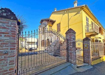 Facciata - Villa via Fratelli Sosso, Casale Monferrato - foto 1