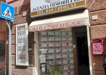 Facciata - Negozio via Faliero Vezzani, 72, Genova (zona Sampierdarena) - foto 3