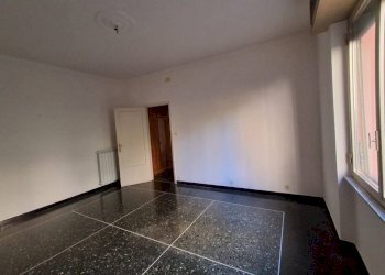 Camera da letto - Bilocale via Pierino Negrotto Cambiaso, 5, Genova (zona Sampierdarena) - foto 26