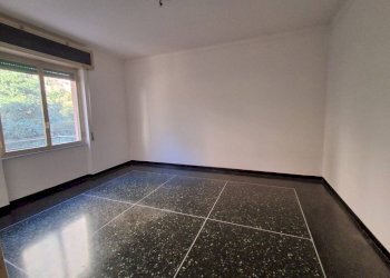 Camera da letto - Bilocale via Pierino Negrotto Cambiaso, 5, Genova (zona Sampierdarena) - foto 29