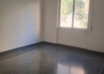 Camera da letto - Bilocale via Pierino Negrotto Cambiaso, 5, Genova (zona Sampierdarena) - foto 41