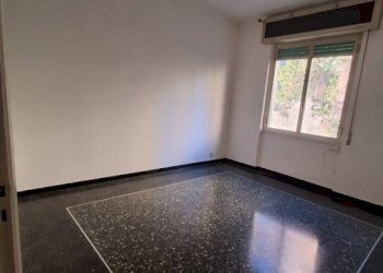 Camera da letto - Bilocale via Pierino Negrotto Cambiaso, 5, Genova (zona Sampierdarena) - foto 42