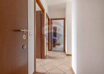 Hall / corridoio - Trilocale Carlo Cattaneo
 
16, Sesto Calende - foto 8