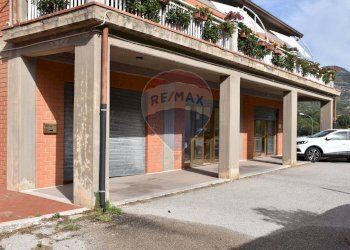 3 saracinesche - Locale Commerciale via xxv aprile, Petralia Sottana - foto 1