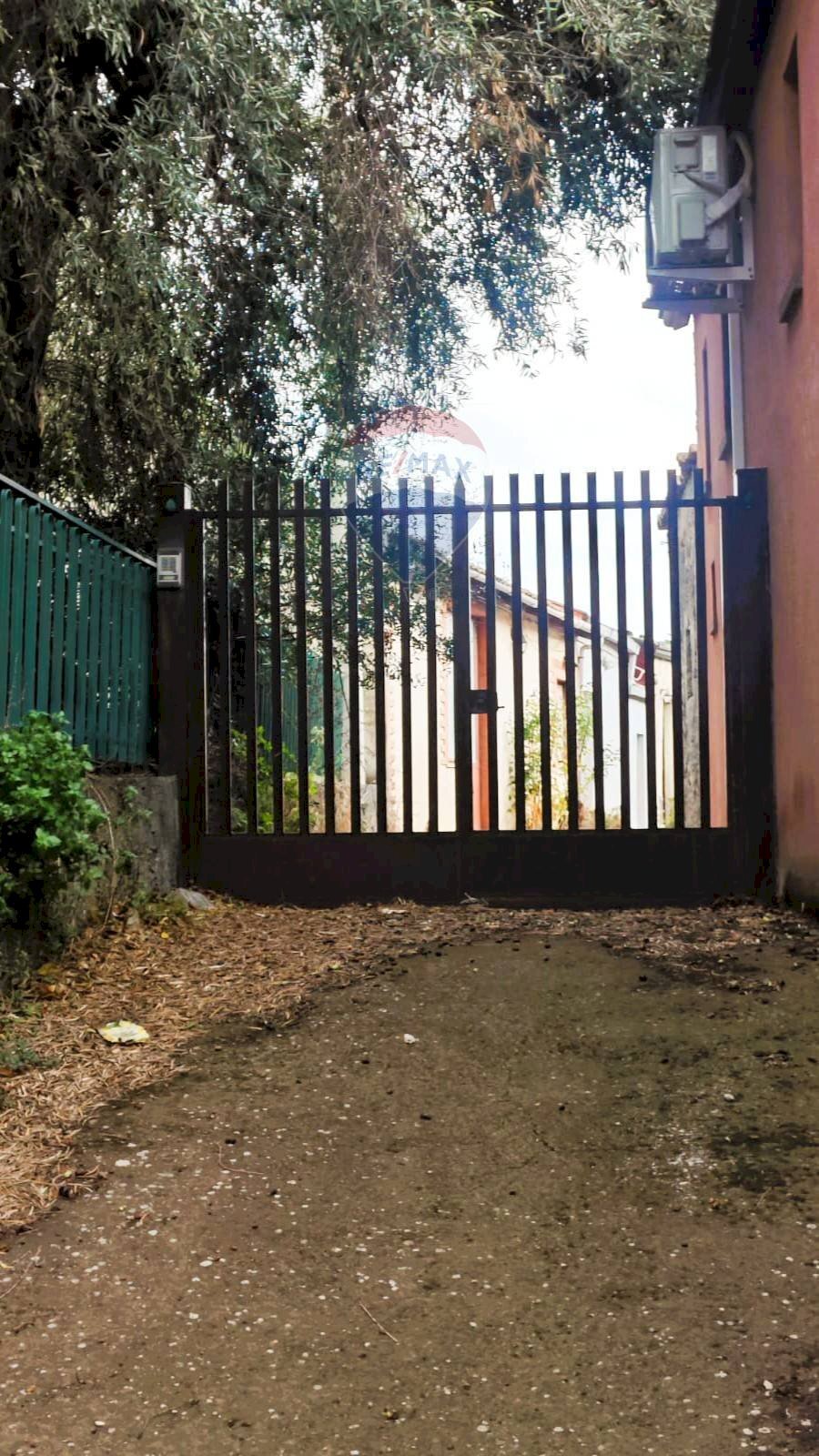 Ingresso su strada - Rustico via dott. Giuffrida
 
66, Ragalna - foto 1