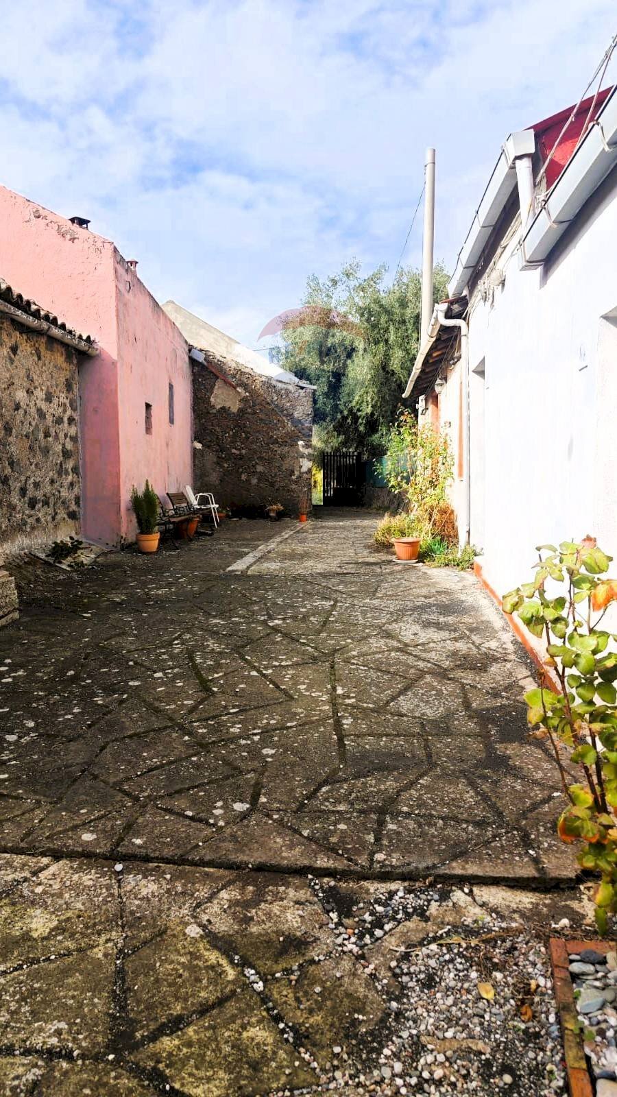 Cortile comune - Rustico via dott. Giuffrida
 
66, Ragalna - foto 2