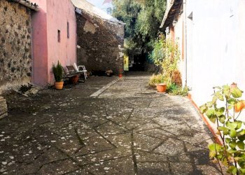 Cortile comune - Rustico via dott. Giuffrida
 
66, Ragalna - foto 2