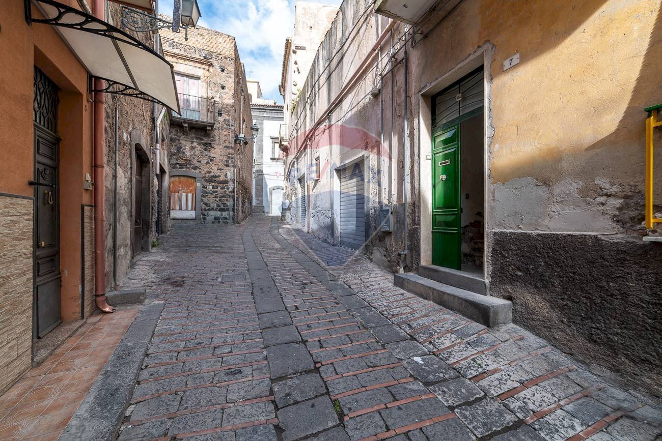 Edificio all\'aperto - Casa indipendente Via La Manna
 
7, Adrano - foto 2