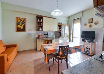 Sala da pranzo - Quadrilocale Via C. Battisti
 
4, Nova Milanese - foto 6