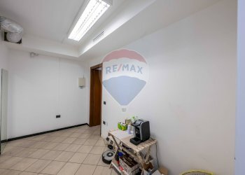 Hall / corridoio - Commercial Premises VIA ARCIPRETE ROTA
 
26/28, Lallio - photo 18