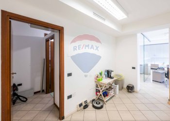 Hall / corridoio - Commercial Premises VIA ARCIPRETE ROTA
 
26/28, Lallio - photo 19
