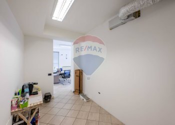 Hall / corridoio - Commercial Premises VIA ARCIPRETE ROTA
 
26/28, Lallio - photo 20