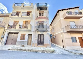 Edificio all\'aperto - Two-room apartment Via Roma
 
90, Cinisi - photo 1