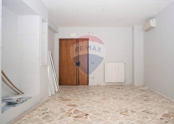 Stanza vuota - Locale Commerciale Via Roma
 
299, Enna - foto 9