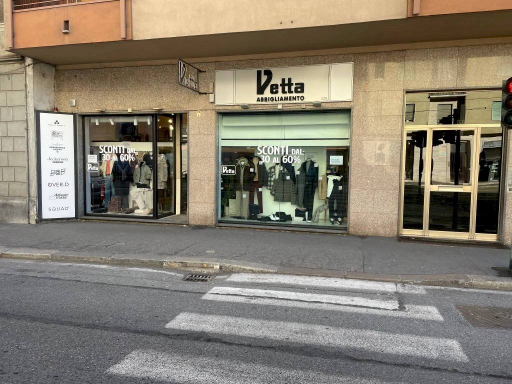 Facciata - Negozio corso Giulio Cesare, 178, Torino (zona Regio Parco) - foto 2