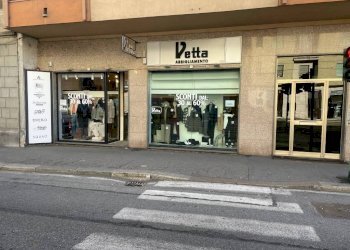 Facciata - Negozio corso Giulio Cesare, 178, Torino (zona Regio Parco) - foto 1