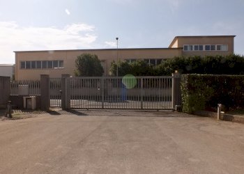 secondo cancello di ingresso - Locale Commerciale via Arno 22, Piombino - foto 22