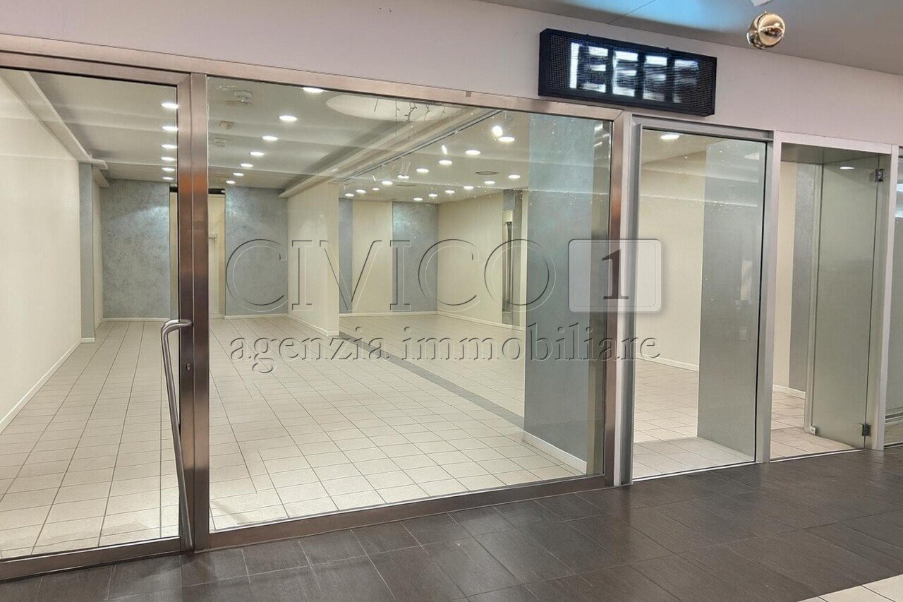 vetrina2.jpg - Locale Commerciale Via Pola 20, Torri di Quartesolo - foto 1