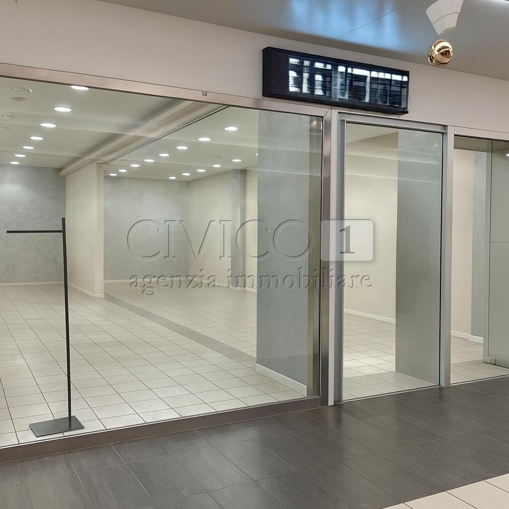 vetrina1.jpg - Locale Commerciale Via Pola 20, Torri di Quartesolo - foto 2