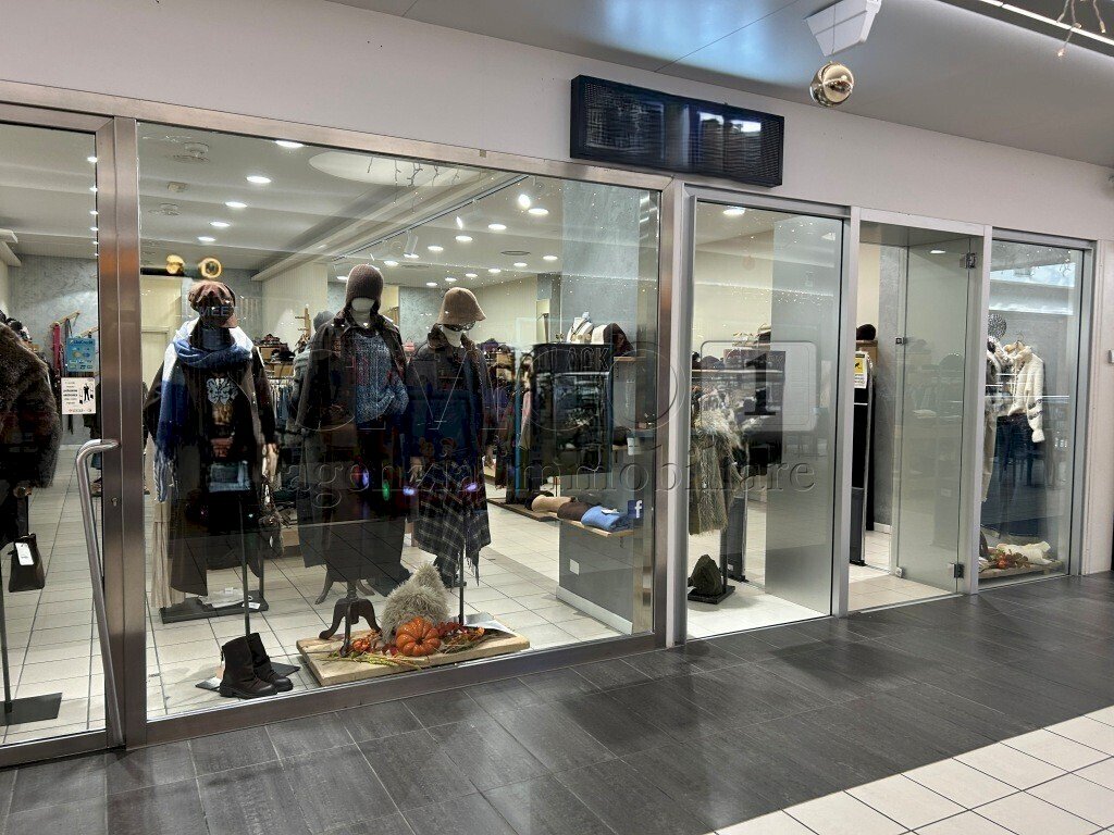 vetrina3.jpg - Locale Commerciale Via Pola 20, Torri di Quartesolo - foto 3