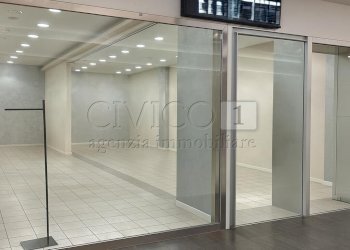 vetrina1.jpg - Locale Commerciale Via Pola 20, Torri di Quartesolo - foto 2