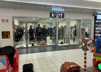 vetrina4.jpg - Locale Commerciale Via Pola 20, Torri di Quartesolo - foto 4