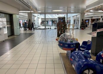 vetrina5.JPG - Locale Commerciale Via Pola 20, Torri di Quartesolo - foto 5