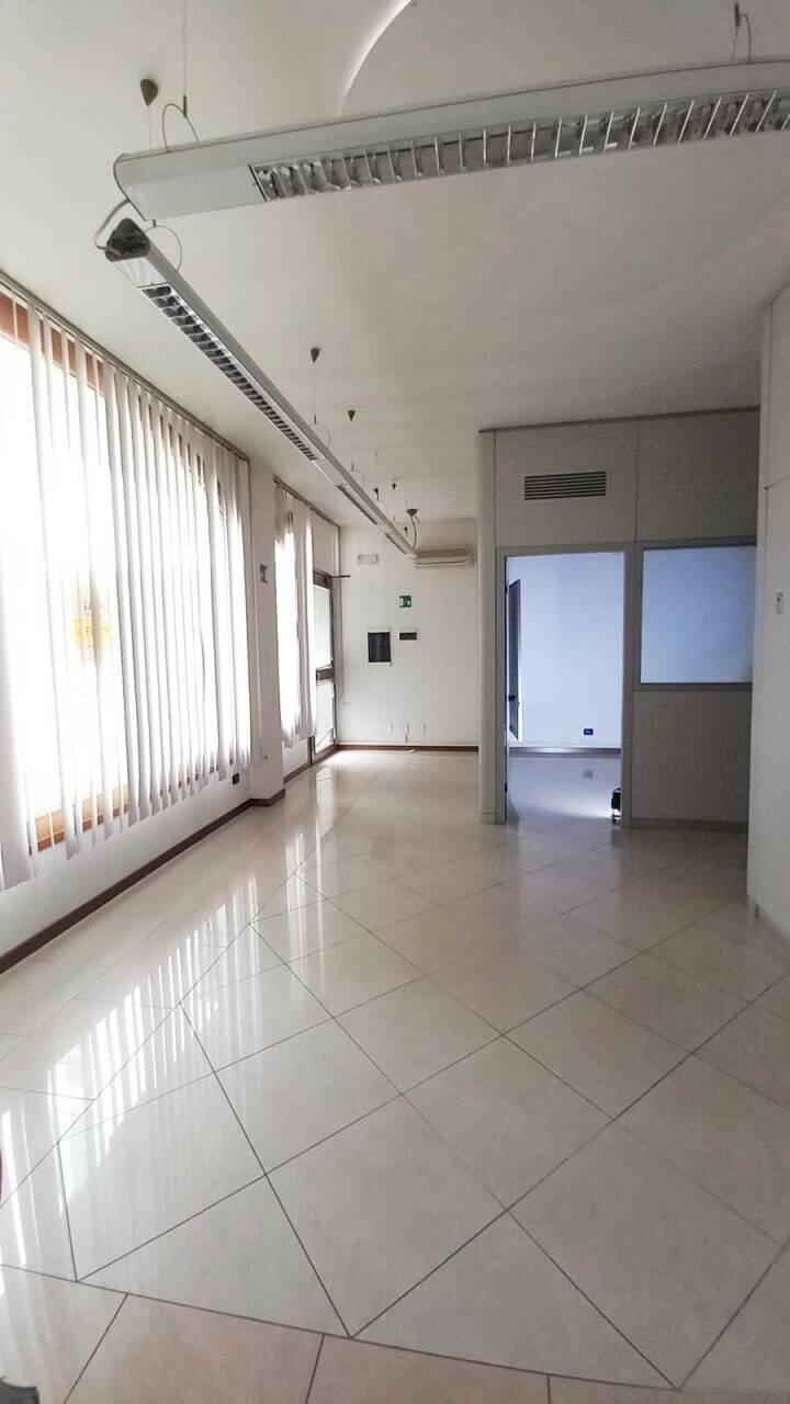 WhatsApp Image 2025-12-03 at 11.54.58 (2).jpeg - Locale Commerciale Rovigo - foto 3