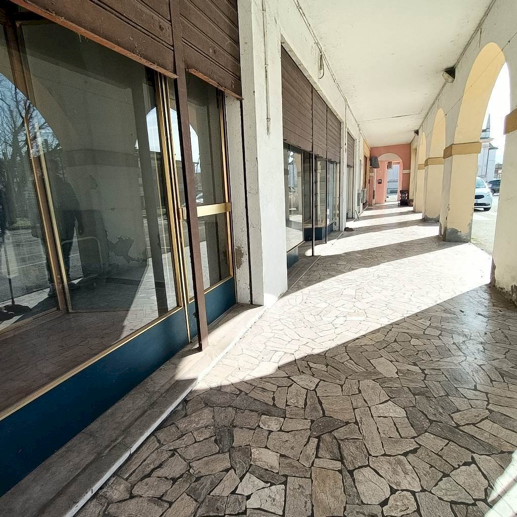 portico - Locale Commerciale Castelguglielmo - foto 2