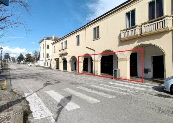 facciata/piazza - Locale Commerciale Castelguglielmo - foto 1