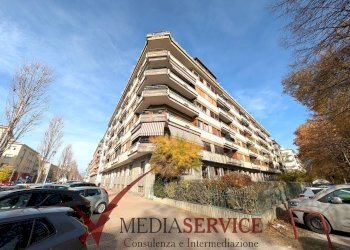 Quadrilocale Viale degli Angeli, 36 bis, Cuneo (zona Centro) - foto 1