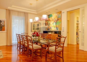 Sala da pranzo - Villa Corso Alcide De Gasperi, Bari - foto 3