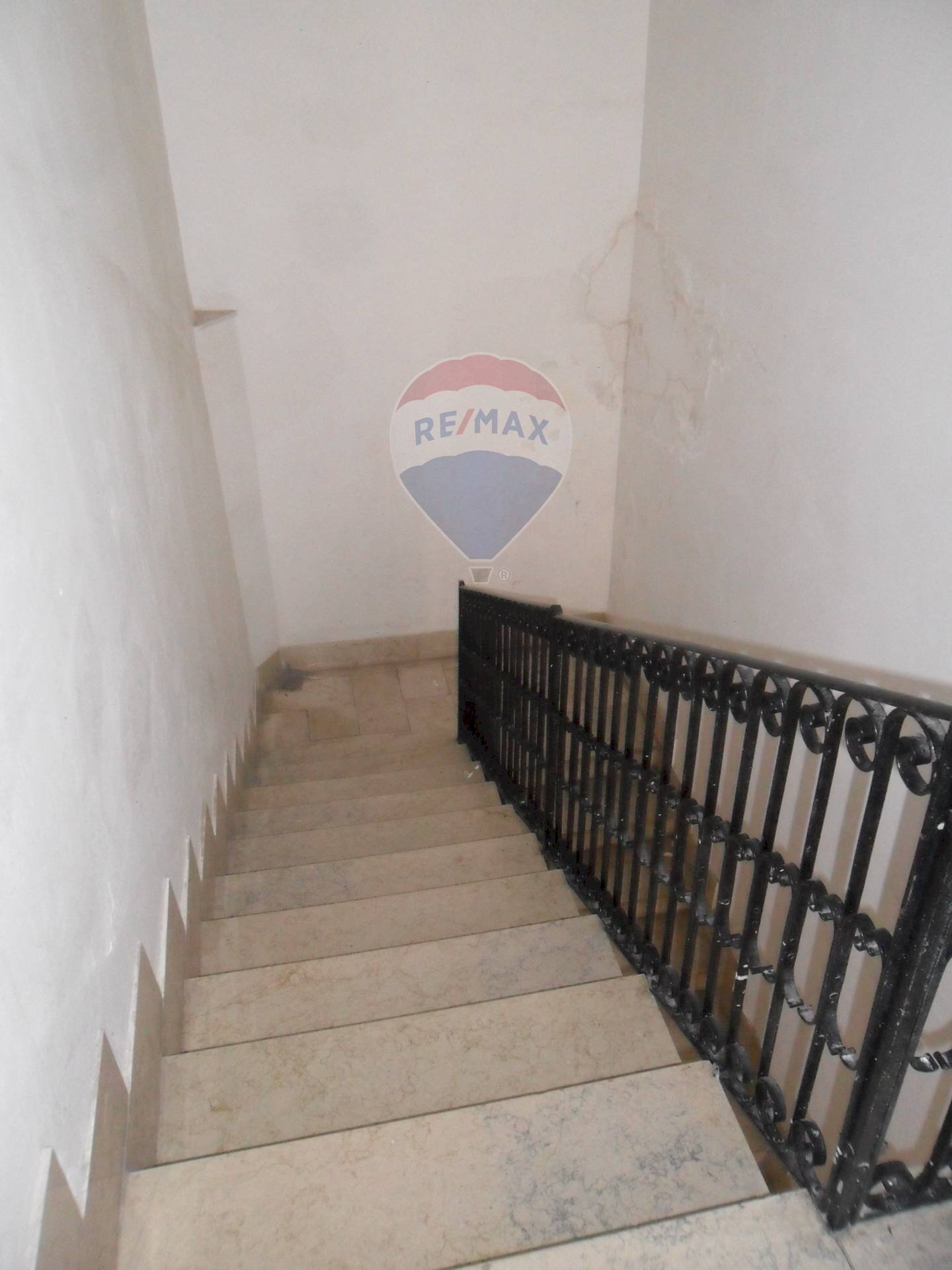 Scale - Three-room apartment Via Redentore
 
140, Caltanissetta - photo 3