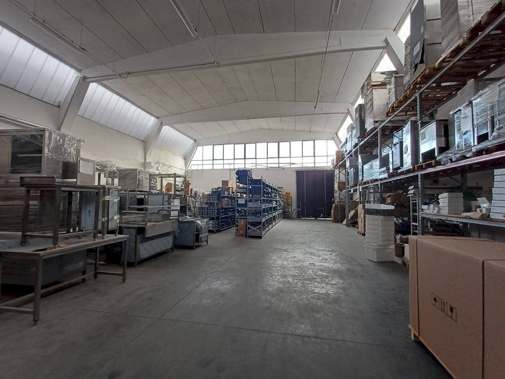 Interno non residenziale - Capannone via Achille Grandi, Modena (zona Crocetta) - foto 2