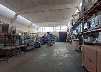 Interno non residenziale - Capannone via Achille Grandi, Modena (zona Crocetta) - foto 2