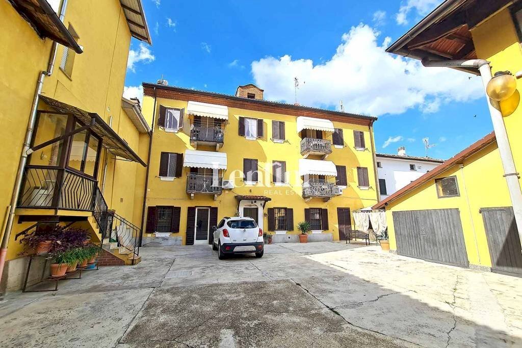 Cortile interno - Stabile - Palazzo vicolo Sant'Ambrogio, Valenza - foto 3